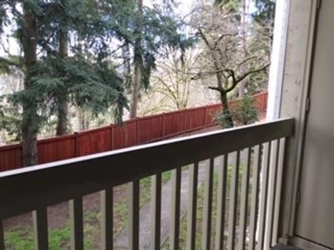 Building Photo - Cute and Upgraded Condo in Redmond!