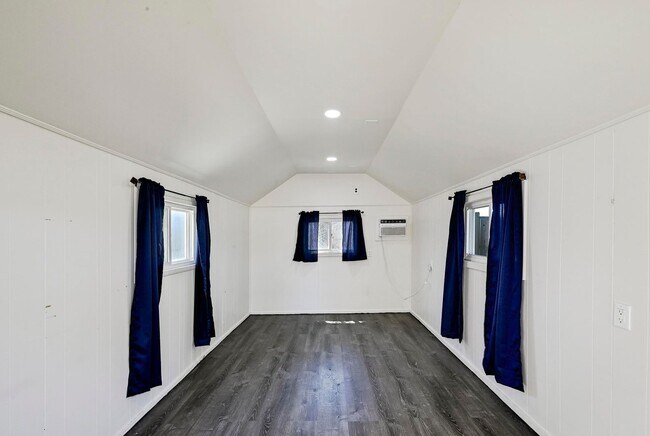 Building Photo - Lots of Space in Spicewood