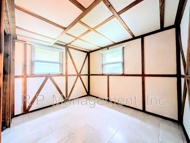 Building Photo - 15740 Pilar Rd N