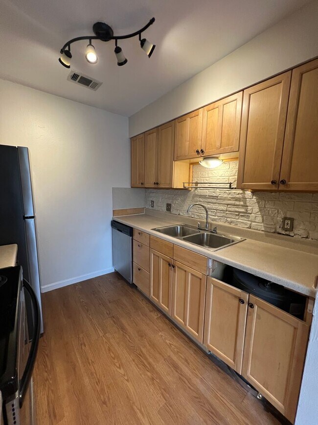 Building Photo - Freshly Updated Condo