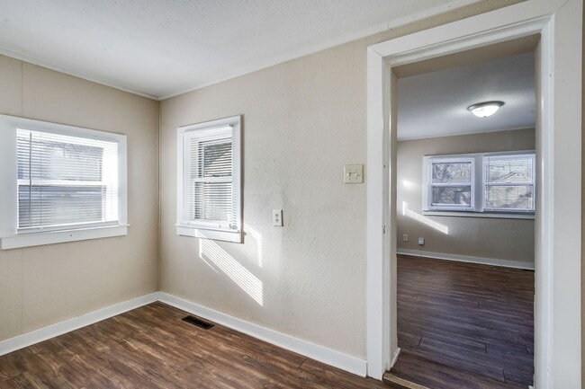 Building Photo - Cute and Cozy 2 Bedroom!