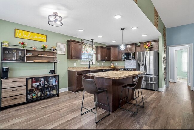 Building Photo - 206 Azalea Dr