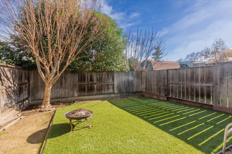 Building Photo - 1084 Portola Ave