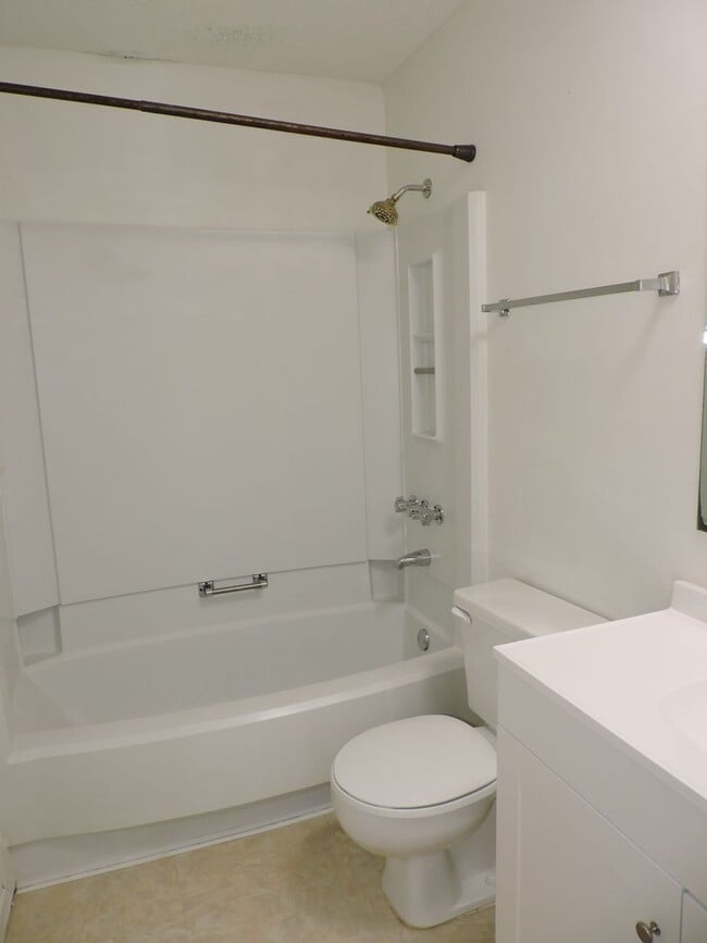 Building Photo - Convenient to schools, beaches, & shopping