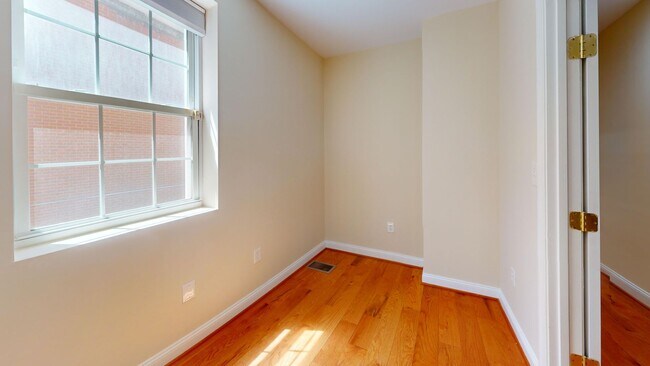 Building Photo - 652 Newton Pl NW