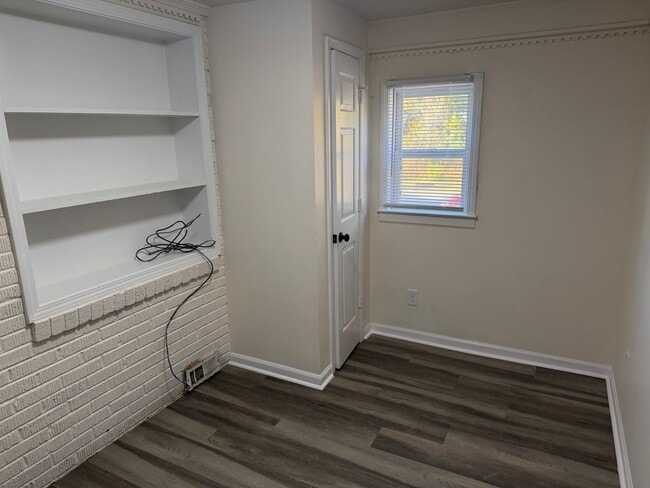 Building Photo - Adorable 2 Bedroom Home with Bonus Room!