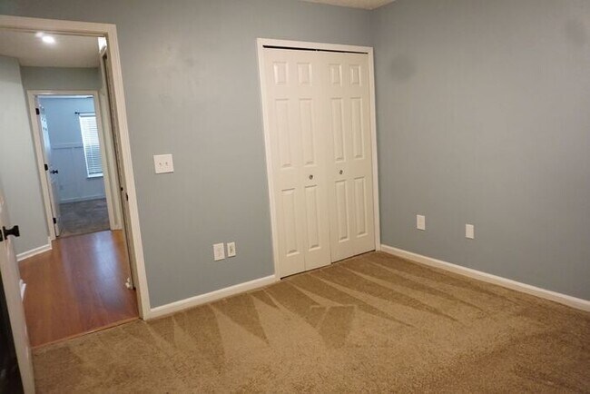 Building Photo - 3 Bedroom 2 Bathroom home with Garage Near...