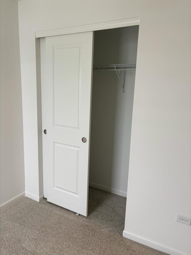 Building Photo - 450 Hathaway Ln