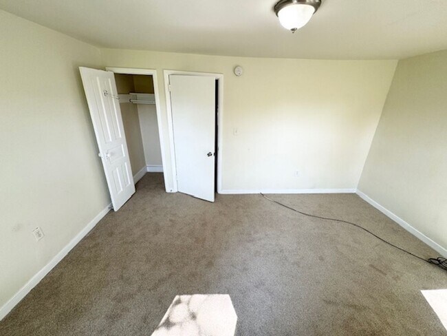 Building Photo - 5 Bedroom Semi-Detached Spacious Home