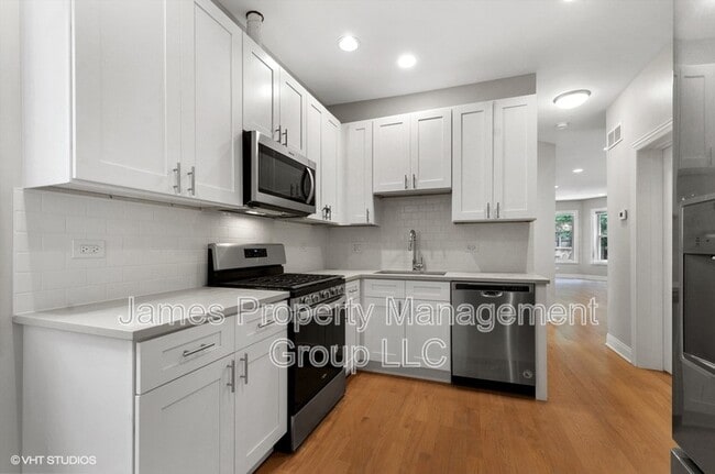 Building Photo - 5816 N Ridge Ave