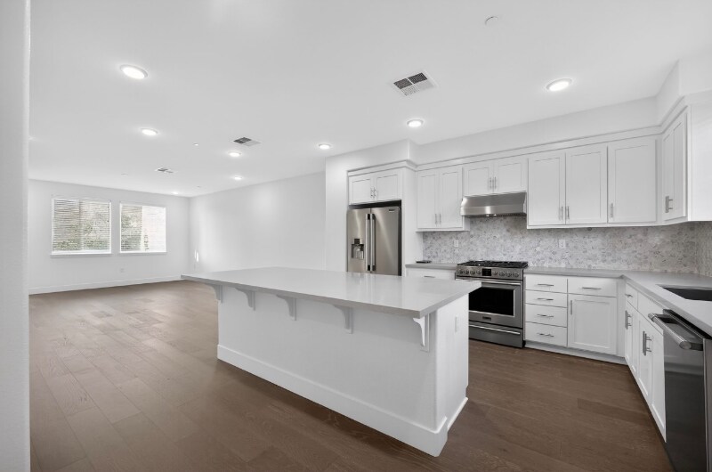 Building Photo - 392 Line St