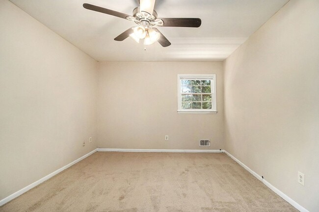 Building Photo - 4 Bedroom 2.5 Bath House