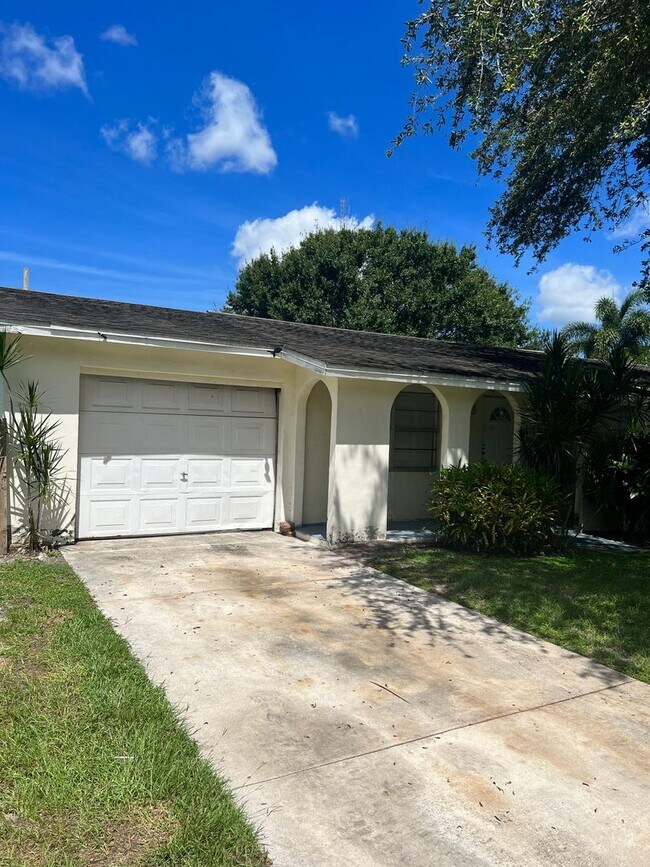 Building Photo - 3 BEDROOM, 2 BATH HOME IN THE HEART FORT P...