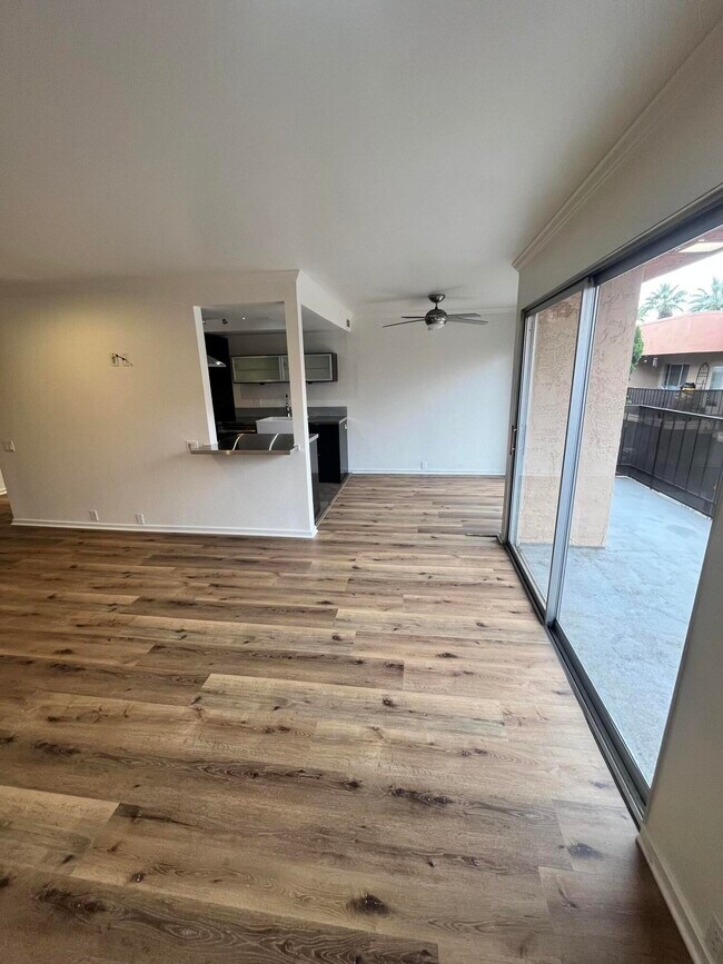 Building Photo - 400 N Sunrise Way