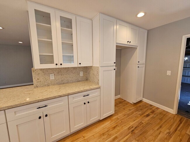 Building Photo - 4BD/2BA Available Near El Dorado Park!!