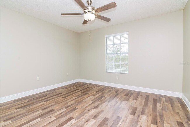 Building Photo - 203 Lake Parsons Green