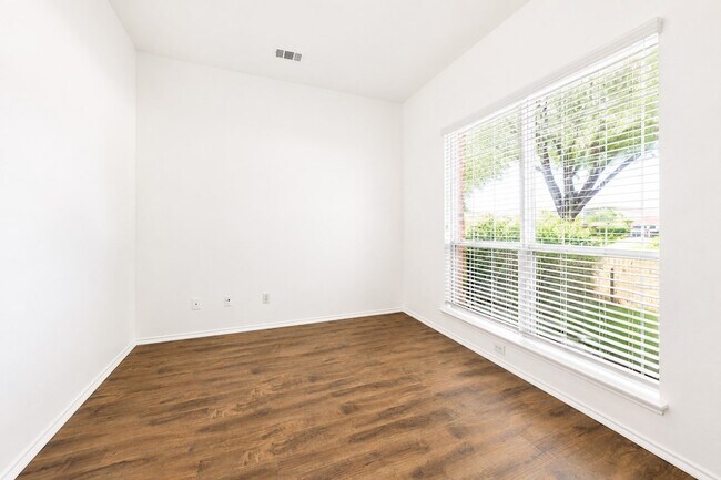 Building Photo - 10057 Wyndbrook Dr