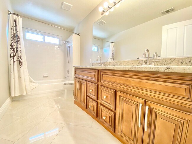 Building Photo - BEAUITFUL GATED PROPERTY 6 BEDROOMS/3 FULL...