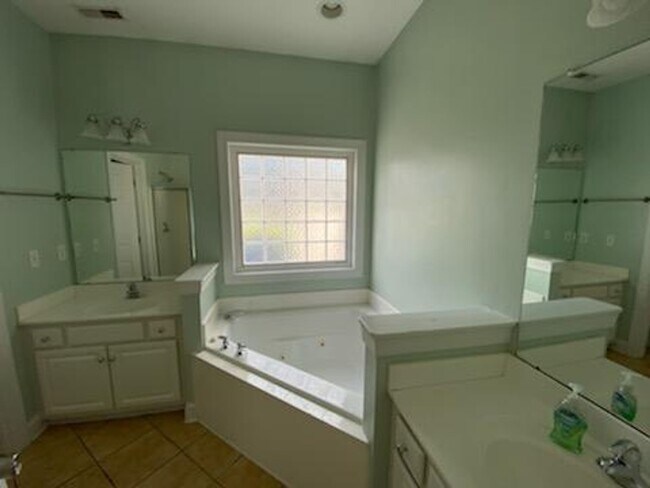 Building Photo - 3 Bedroom, 2 bath home in North Shore Comm...