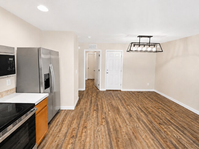Building Photo - Easy-Living 3 Bed, 2 Bath Home with Double Garage, Pool Access & Private Courtyard