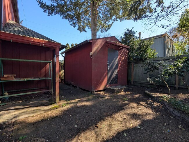 Building Photo - Cute 3 Bed/1Bath Duplex