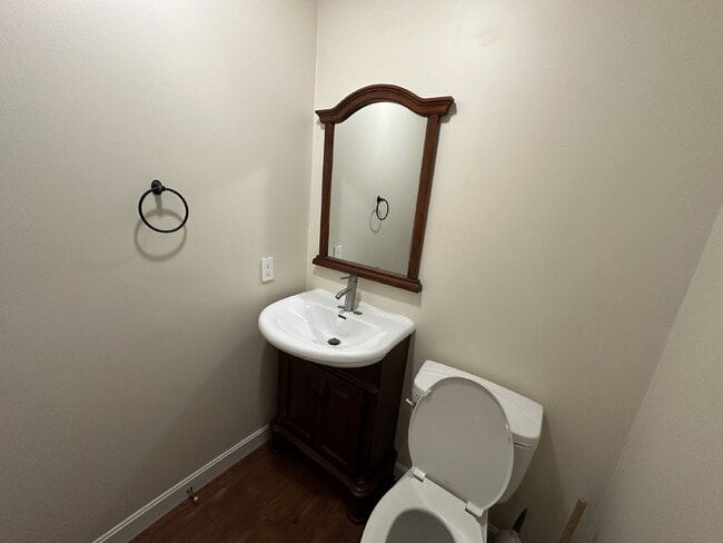 Building Photo - Charming 4-Bed / 1.5-Bath Home in Quiet Springvale Neighborhood