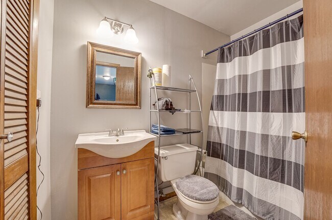 Building Photo - 3 bed, 2 bath Tri-Level in Brown Farm Subdivision