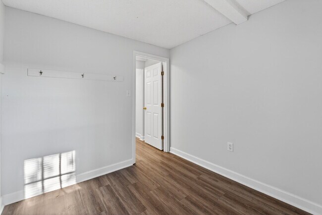 Building Photo - "Charming 1-Bedroom Haven in a Great Savannah Location!"