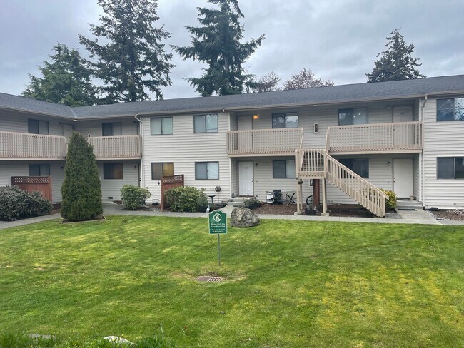 Building Photo - 2 Bedroom Condo! Near Schools & NAS Whidbey!