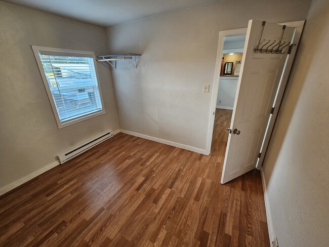 Building Photo - 2-Bedroom, 1-bathroom Home with Utilities,...