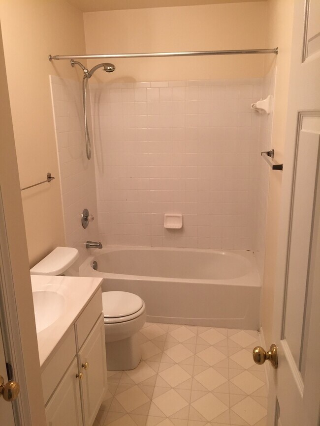 Building Photo - Walden Golf Course - Crofton Townhome - Av...