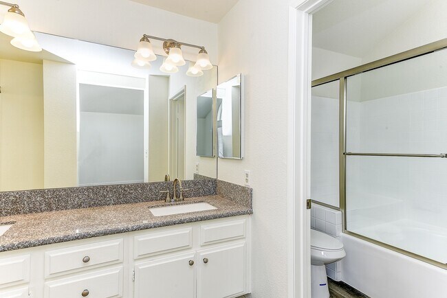 Building Photo - Remodeled 3 Bed Penthouse Condo