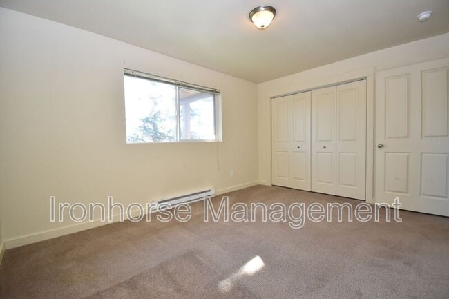 Building Photo - 807 W Villard St