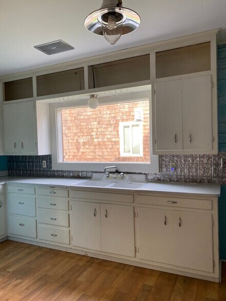 Kitchen - 509 Spruce St E