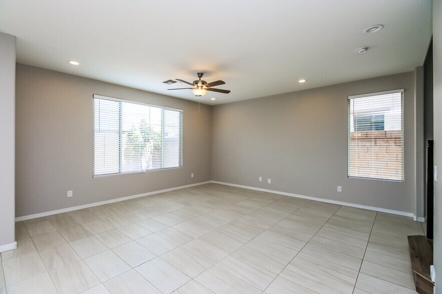 Building Photo - 9546 E Thornbush Ave