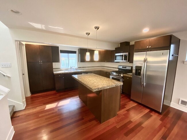 Building Photo - 3Bd/2.5Ba Seattle Townhouse