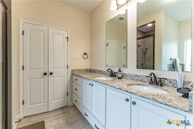 Building Photo - 8119 Green Hill Dr