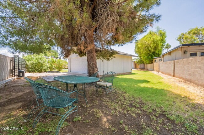 Building Photo - 1116 E Fern Dr N