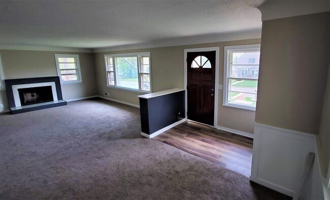 Building Photo - Updated 4 BR / 3 BA SFH w/ Hdwd Flrs, Sunny Porch, 2-car Garage in Robbinsdale!