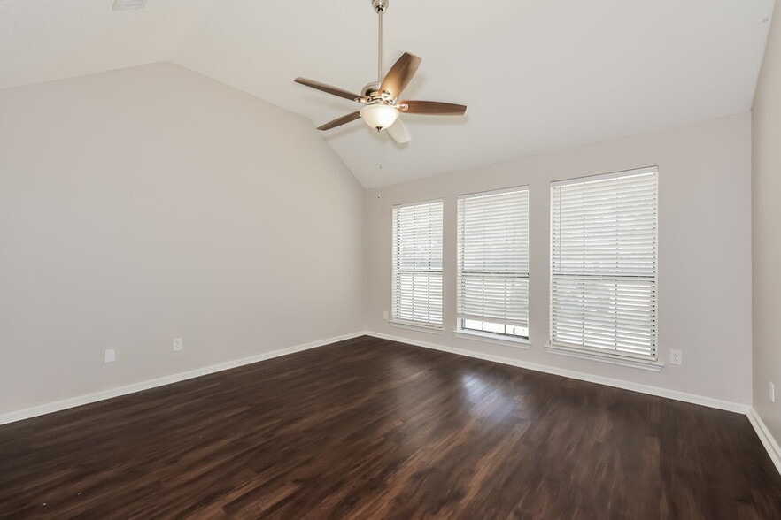 Building Photo - 657 Edgewood Dr