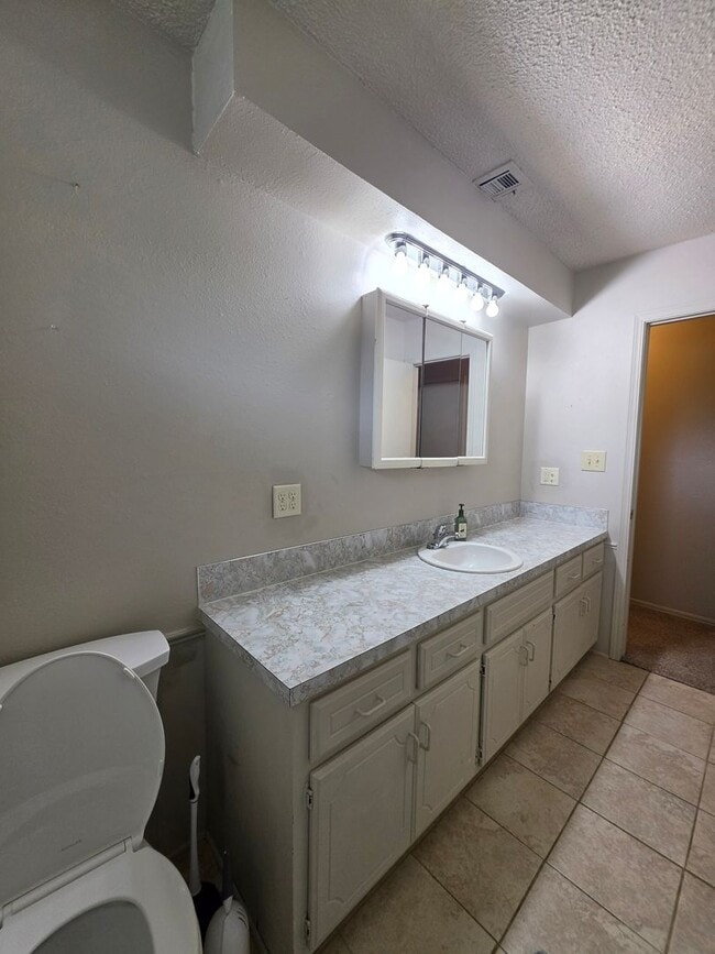 Building Photo - Cute 4 bedroom home in Shawnee