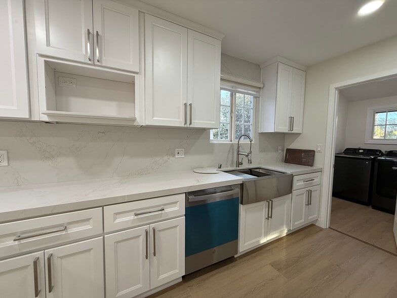 Building Photo - 9123 Woodley Ave