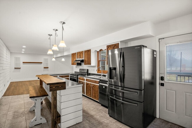 Building Photo - 235 Ridge Dr