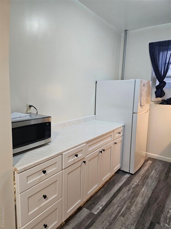 Building Photo - 235 E 91st St