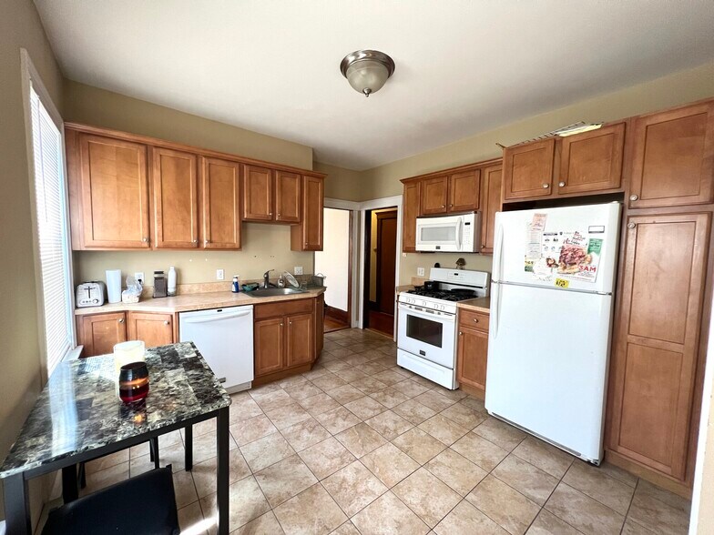 Building Photo - 224 Holland St