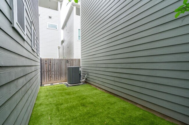 Building Photo - 312 W 28th St