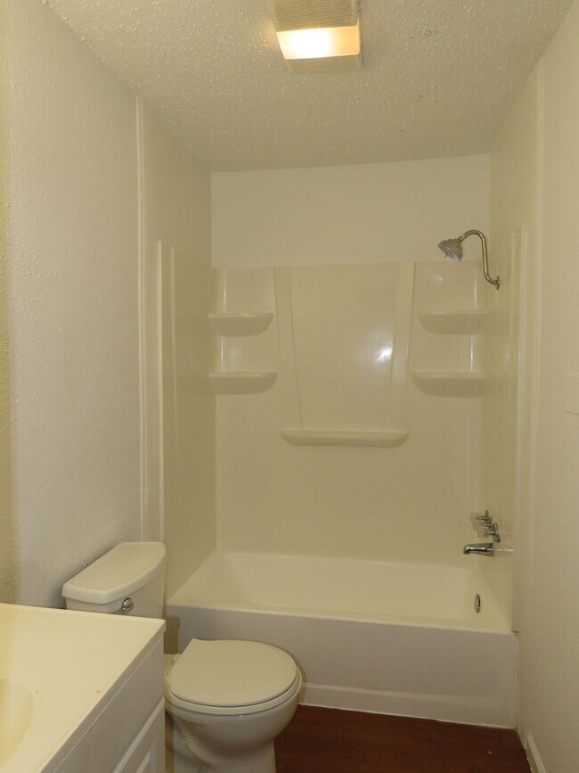 Building Photo - Quaint 2 Bedroom 1.5 Bath in a Country Set...