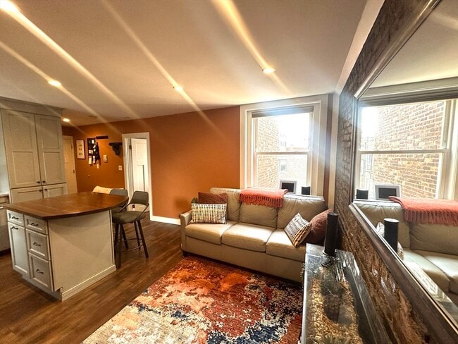 Building Photo - 10 Henchman St