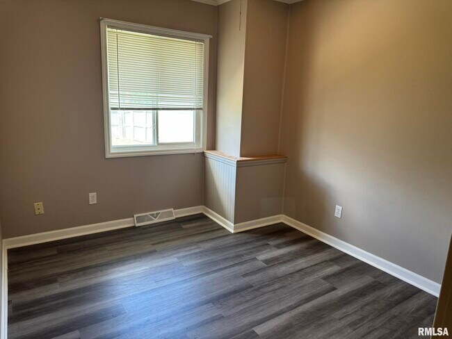 Building Photo - 413 30th Ave W