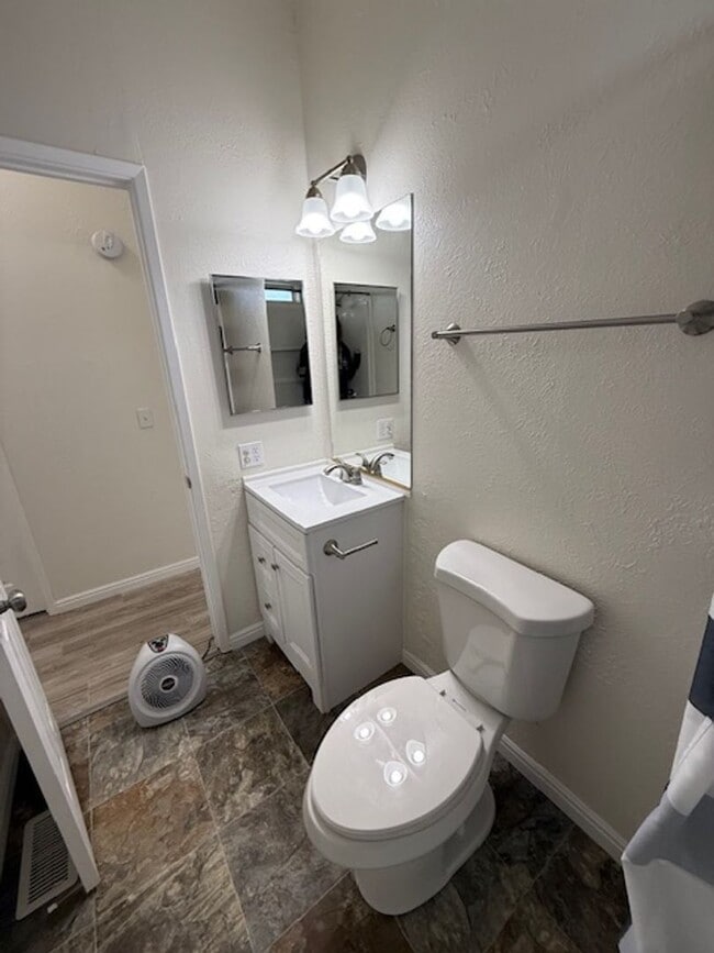 Building Photo - Cute double wide in Pleasant Valley